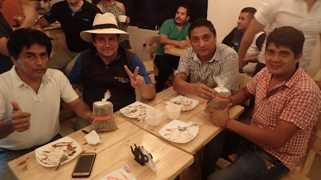 Carlos der Bauer links und Jos&eacute; der R&ouml;ster rechts nahmen 2h Dreckstrassen in Kauf um Rohkaffee zu holen, der in der Schweiz offeriert werden soll