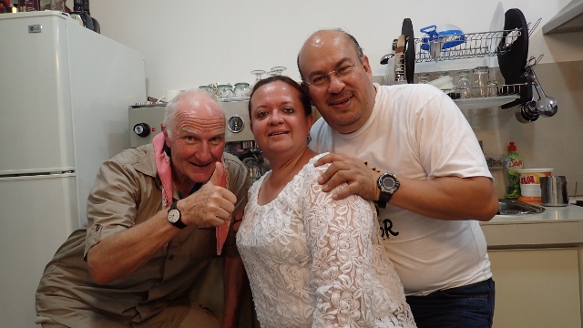 Maria und Fabricio vor ihrer Caf&eacute;teria Espressomaschine