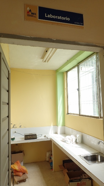 im Labor gibt es eine Waage und einen Wassersieder