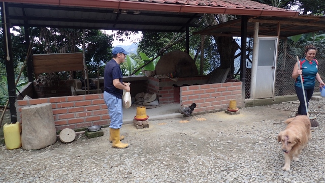 Fredy muss H&uuml;hner f&uuml;ttern  und am Telefon mit Patienten sprechen