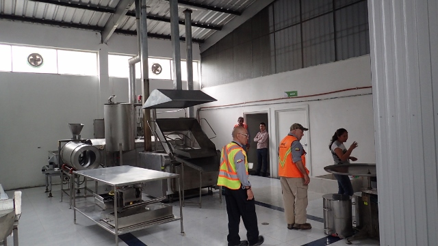 kanadische Minenarbeiter wollen Kaffee kaufen und bekommen eine Betriebsf&uuml;hrung