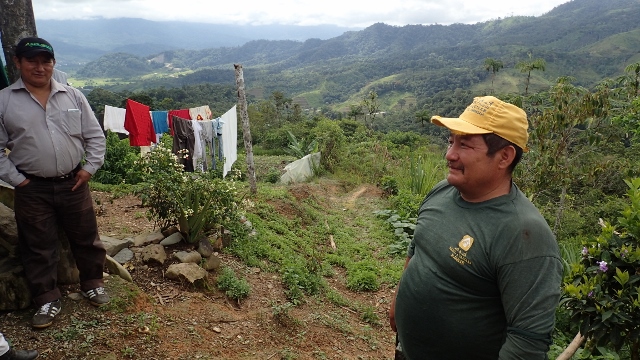 Jos&eacute; zeigt uns den Kaffeeberg von seiner Frau Carmen