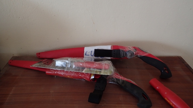 wie lange liegen wohl diese Felcoscheren schon da?  Geschenk von irgend einer NGO