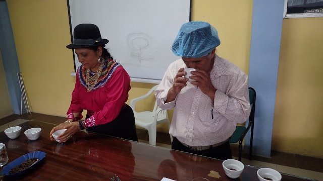 In Zamaro gibt es in den Bergen eine grosse Gemeinde von SARAGUROS.Der Mann hat die Haube auf dem Hut, weil man den Hut nie ablegt