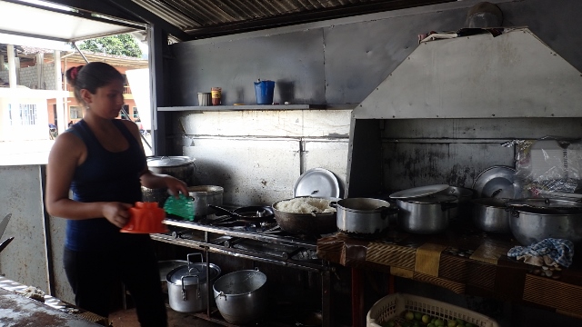 offenes Restaurant auf der Strasse, alle frisch. Menu 3Dollar. Suppe Fruchtsaft Reis. Spezielle Pfannen f&uuml;r Fleisch und Fisch