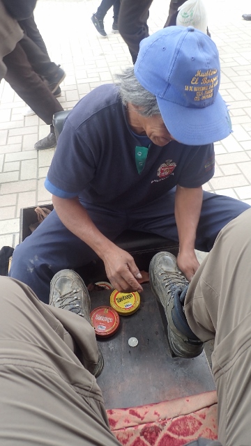 der Schuhputzer brauchte eine M&uuml;nze um den Dreck von meinen Schuhsohlen zu kratzen