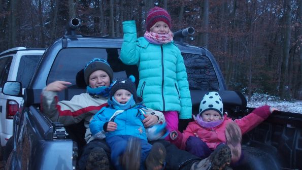 die Jugend hat sich vorsichtshalber vom kalten Boden entfernt